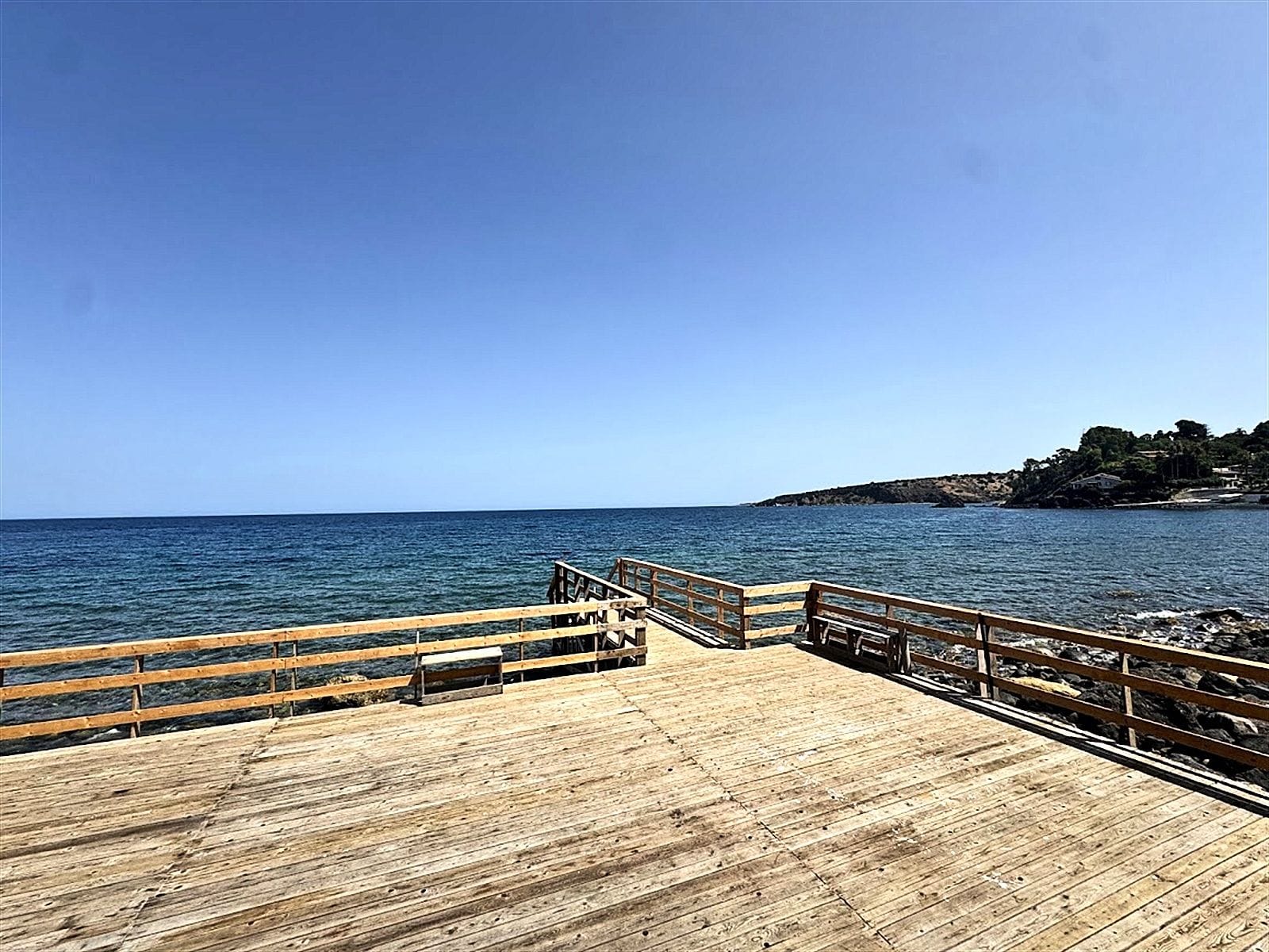 Solarium in legno affacciato sul mare